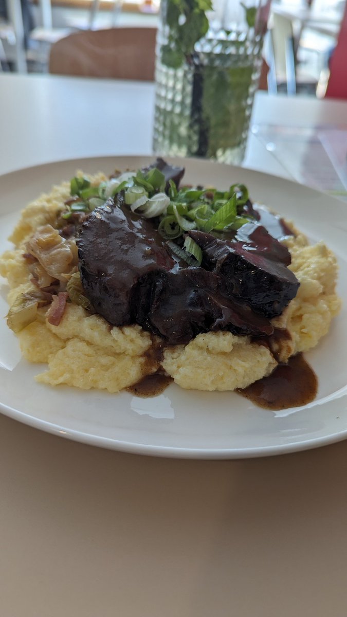mekong1981's tweet photo. Po dlhsej dobe zase v #Bistro24.
Hovadzie licka, kremova polenta, kel so slaninou.
Co vam budem, hotove oneee, nebicko v papulke.
#hladosi #saFoti https://t.co/pNsKctdHw9
