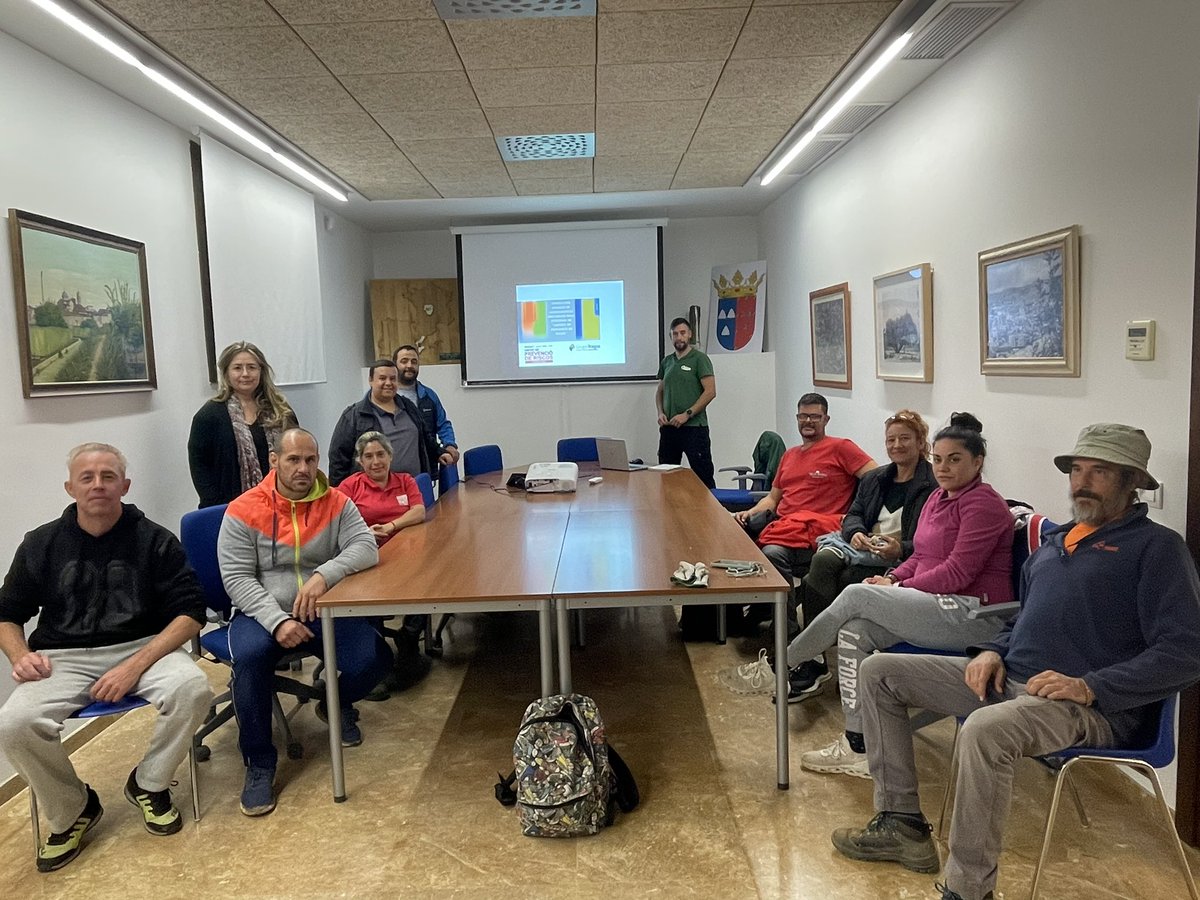 PedralbaAyto's tweet photo. 📕 Ayer dio comienzo la formación de los seleccionados del programa EMERGE. Esta formación impartida por el grupo Tragsa y está enfocada en la Prevención de Riesgos.

https://t.co/YABf8XNyAm https://t.co/LebYQagJ7a