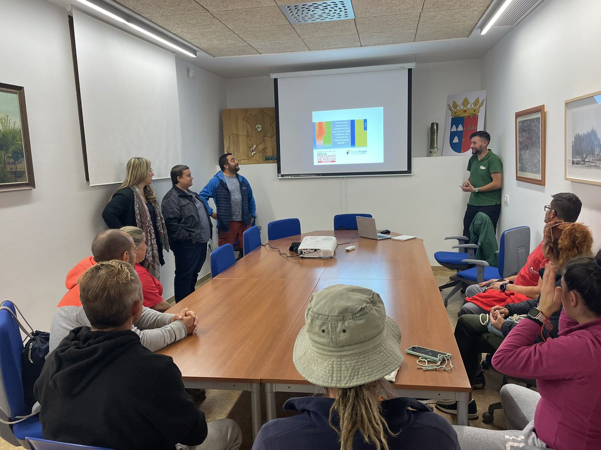PedralbaAyto's tweet photo. 📕 Ayer dio comienzo la formación de los seleccionados del programa EMERGE. Esta formación impartida por el grupo Tragsa y está enfocada en la Prevención de Riesgos.

https://t.co/YABf8XNyAm https://t.co/LebYQagJ7a
