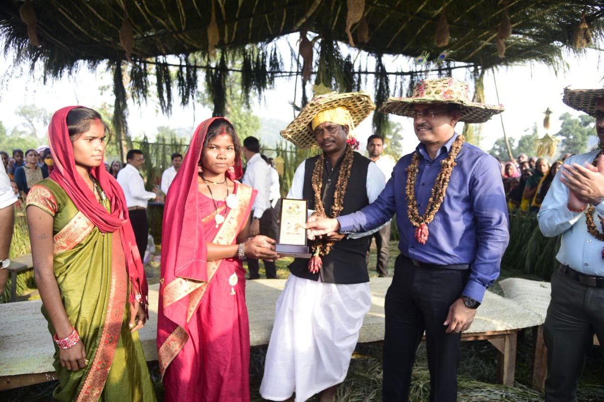कलेक्टर <a href="/AwanishSharan/">Awanish Sharan 🇮🇳</a> पहुंचे कोटा ब्लॉक में बैगा आदिवासियों के बीच। पारंपरिक हुड़का हुड़की नृत्य में मांदर की थाप के जरिए दिया मतदाता जागरूकता का संदेश। उनकी स्थानीय बोली में दिलाई शपथ। वरिष्ठ बैगा वोटरों का किया सम्मान, वोट डालने की अपील।
<a href="/CEOChhattisgarh/">Chief Electoral Officer, Chhattisgarh</a>
<a href="/ECISVEEP/">Election Commission of India</a> 
#Sveep