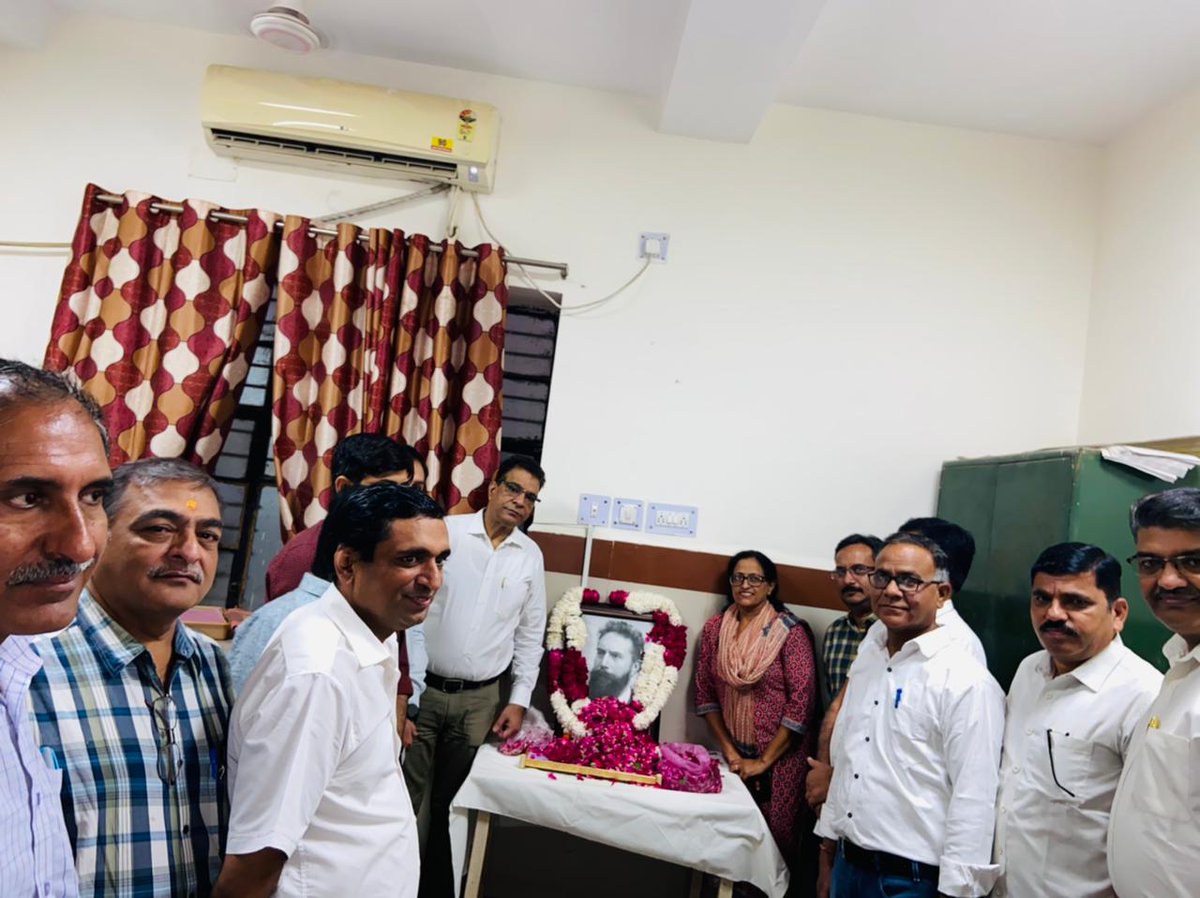 AchlaRa28261723's tweet photo. विश्व रेडियोग्राफी दिवस के पावन मौके पर मथुरादास माथुर अस्पताल जोधपुर में डा. दिलीप कच्छवाह प्रधानाचार्य एंव नियन्त्रक, डाॅ. विकास राजपुरोहित अधीक्षक मथुरादास अस्पताल डाॅ. कीर्ती चतुर्वेदी  वरिष्ठ आचार्य एंव विभागाध्यक्ष,डाॅ. दलपत सिंह राजपुरोहित,मैं(अचला राम चौधरी प्रदेशाध्यक्ष) https://t.co/Dl5xs2VCOZ