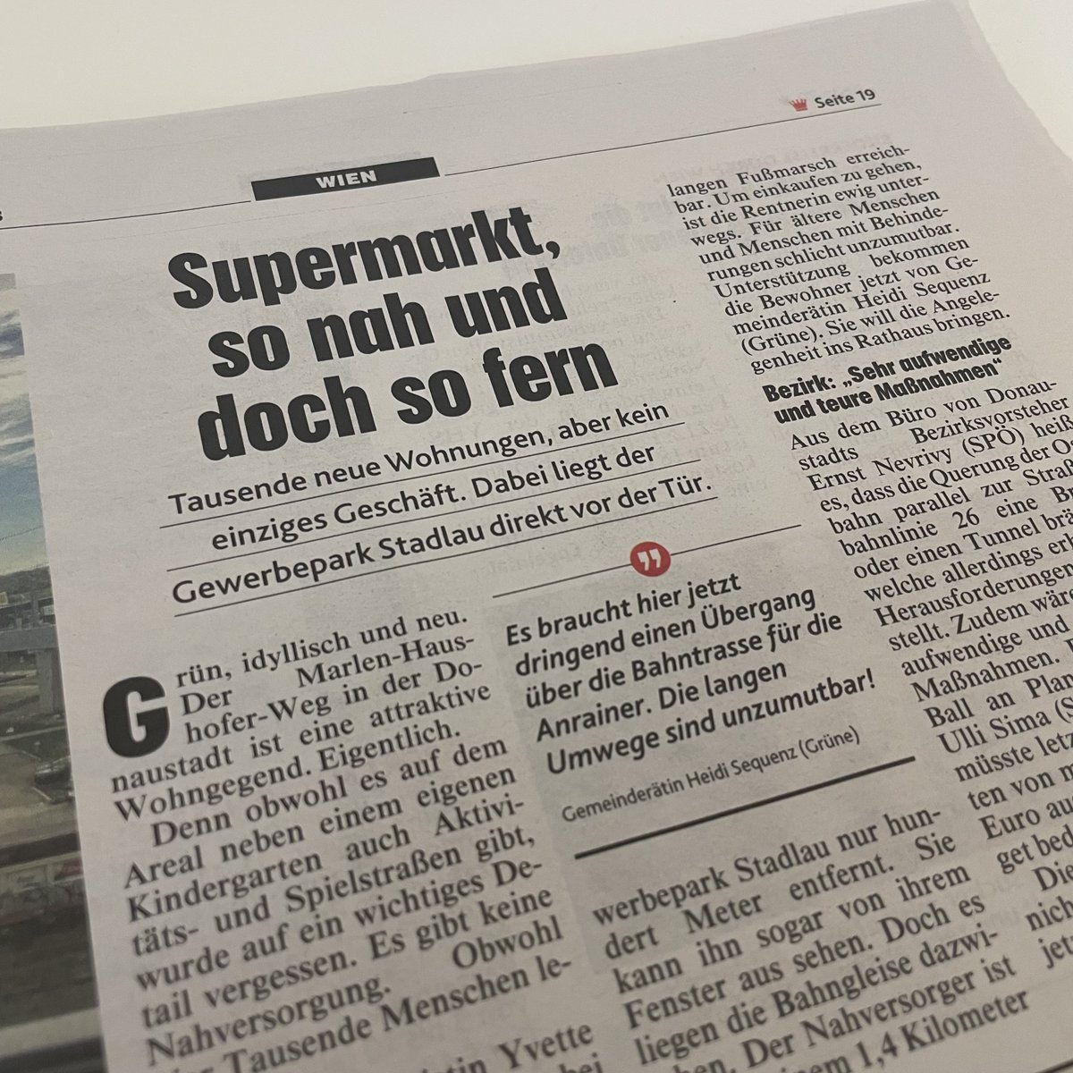 Stell dir vor, der nächste Supermarkt liegt direkt vor der Tür. Aber er ist zu Fuß trotzem unerreichbar. <a href="/krone_at/">Kronen Zeitung</a> berichtete⬇️über die unnötig langen Umwege zum Gewerbepark Stadlau #Donaustadt für die Anrainer:innen. Es braucht hier endlich 1 Übergang über d Bahntrasse!