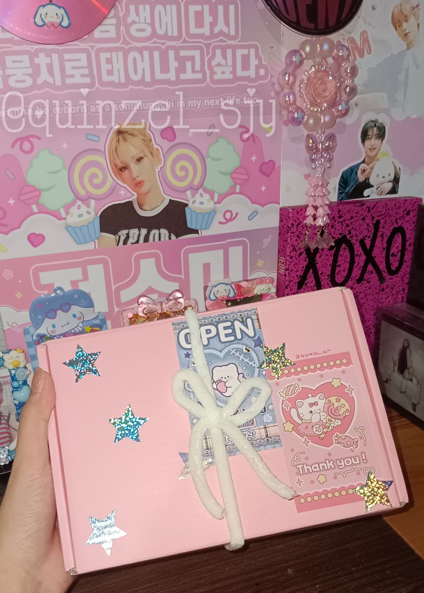 jiyeonskz8's tweet photo. 💌 — #quinzelmails
fr: @chc_wn #lovefromchic
🎀 - super worth the wait 🥹 nakakakilig ung packaging na napaka pretty 🥺🩷 thankie saur much bebe chic for these pretty deco toploader & magnetic cases & sa freebies ofc 🫶🏻 i love it so much! 💖
( https://t.co/tK0JRFdzqs ) https://t.co/so4kCrLwXl