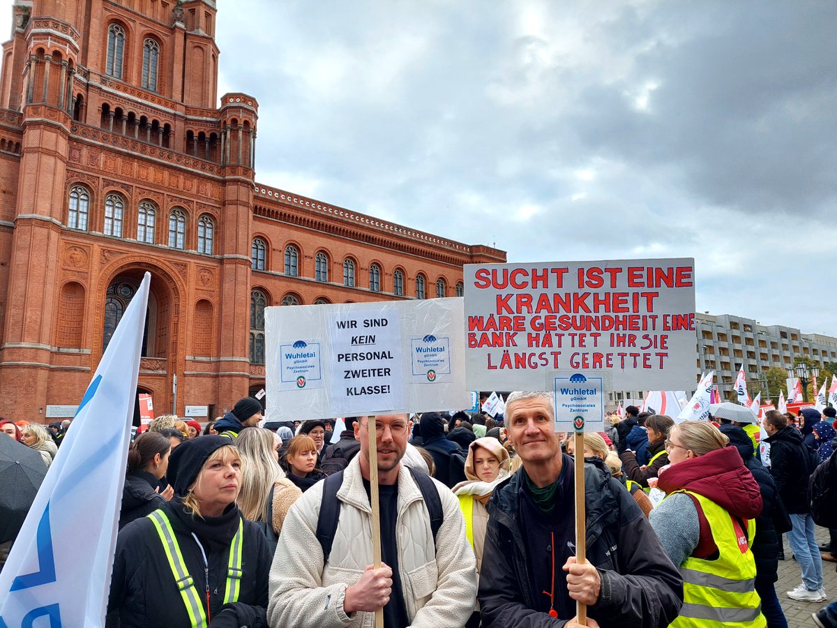 ParitaetBerlin's tweet photo. Wir gehen auf die Straße eine faire Finanzierung der freien Träger! Sie sind #wichtigeralsdudenkst
Wir sind viele und wir sind laut:
✅ Für Gleichbehandlung freier Träger!
✅ Für auskömmliche und langfristige Finanzierung!
✅ Für ein starkes soziales Berlin! 
#berlinbessermachen https://t.co/6EtVHnsE5F
