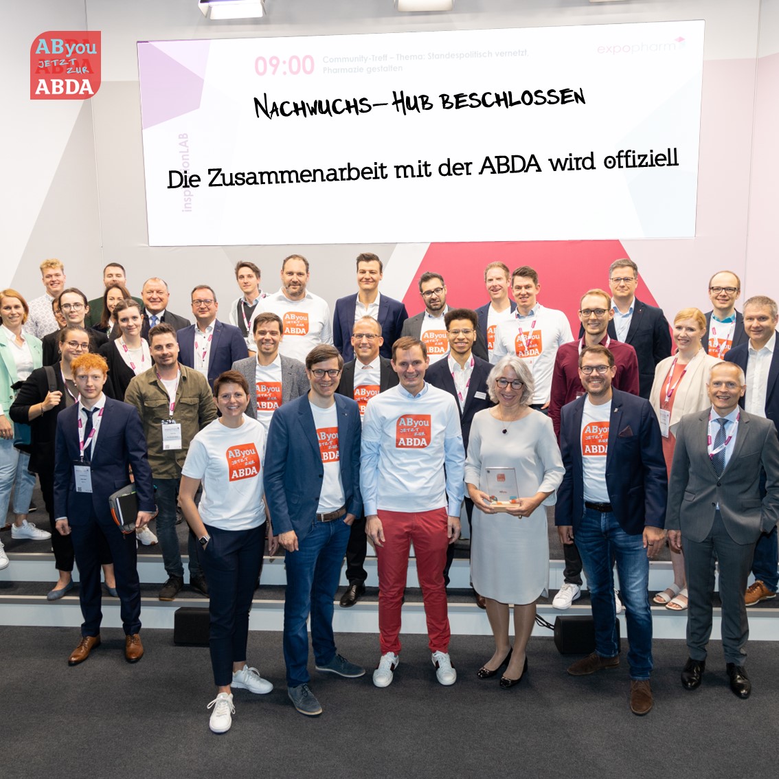 AByou_de's tweet photo. 🎉 𝗘𝘀 𝗶𝘀𝘁 𝗼𝗳𝗳𝗶𝘇𝗶𝗲𝗹𝗹, 𝗟𝗲𝘂𝘁𝗲 – unser Einsatz hat sich gelohnt! 📷@ABDA_Berlin 𝗡𝗮𝗰𝗵𝘄𝘂𝗰𝗵𝘀-𝗛𝘂𝗯" ist beschlossene Sache!   

Beitrag der @PZ_Nachrichten https://t.co/PZ94hAnUUC https://t.co/GHeWBohFqU