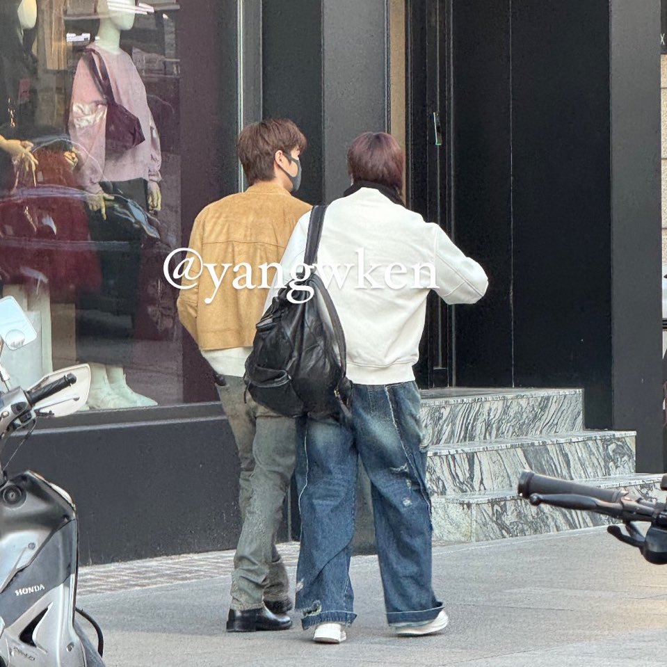 걷다가발랄하게뛰어가는게
성찬영이라니..