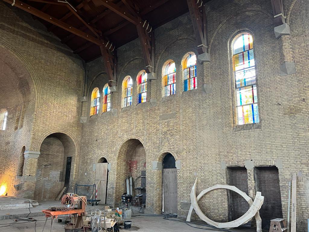 AstridHeijstee's tweet photo. Met college op bezoek in Hoogmade om de herbouw van de kerk te bekijken. Met oog voor detail worden historische elementen in een nieuw jasje gestoken. Waardering voor de bouwvakkers die in weer en wind (en regen) aan de slag zijn. Het was hoog, maar het uitzicht maakte veel goed! https://t.co/6EYuKC6XvZ