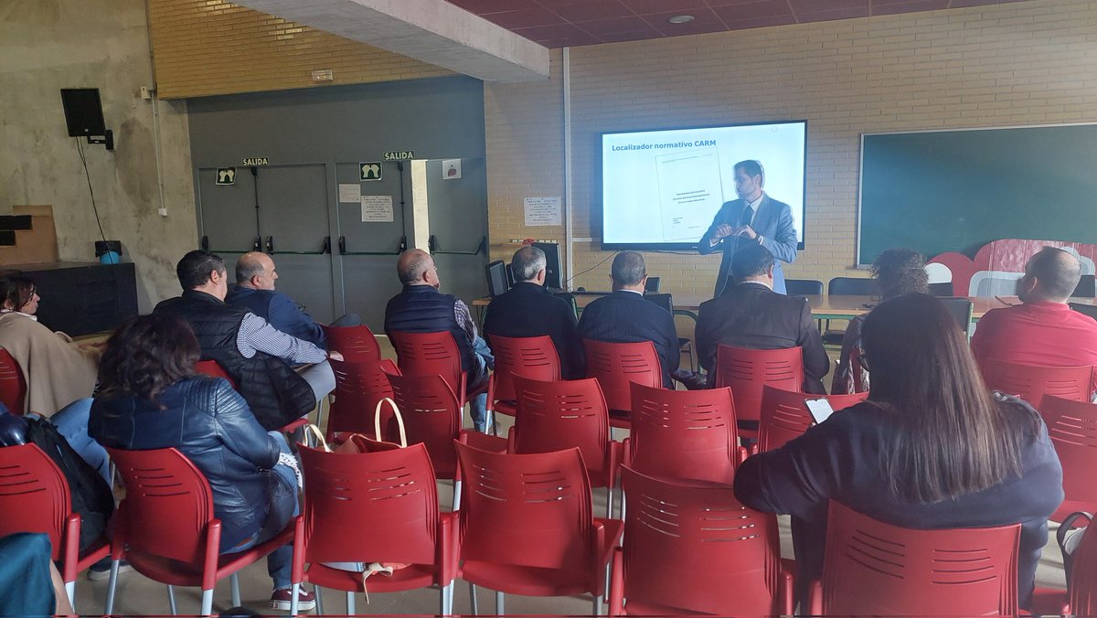 CPRRegionMurcia's tweet photo. Hoy estamos en el @IESedulinares con @FRANNORTES hablando, entre otras cosas, de "Situaciones de Aprendizaje", 👉en el Seminario de Formación de Directores de Secundaria de Molina se Segura 👨🏻‍🏫✍️
@Educarm @sifopcarm https://t.co/pcIMZ2v7xc
