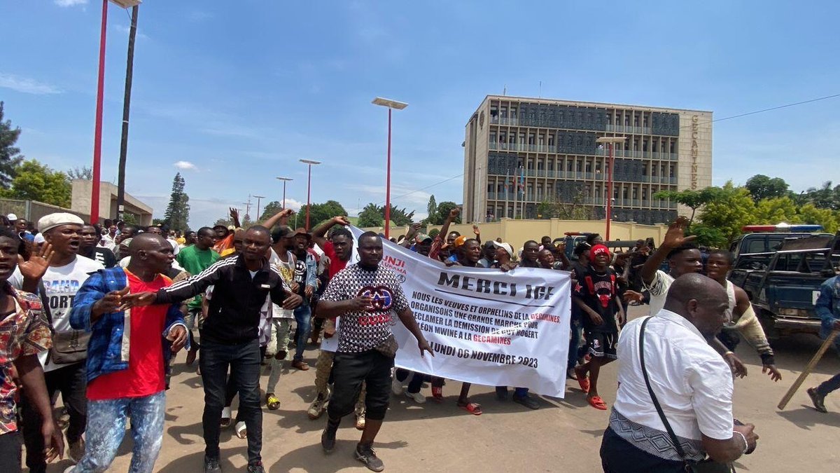 RFIAfrique's tweet image. RDC: des manifestants réclament justice après les accusations de détournements à la Gécamines rfi.my/A5LX.x