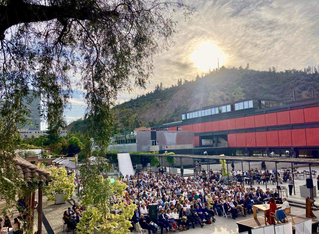irenevalmore's tweet photo. Gracias por venir de tantas geografías.
Fuimos casi mil.

#LaCiudadYLasPalabras #SantiagoDeChile @penguinlibroscl #Tribudeljunco https://t.co/xtiDGl4r3l