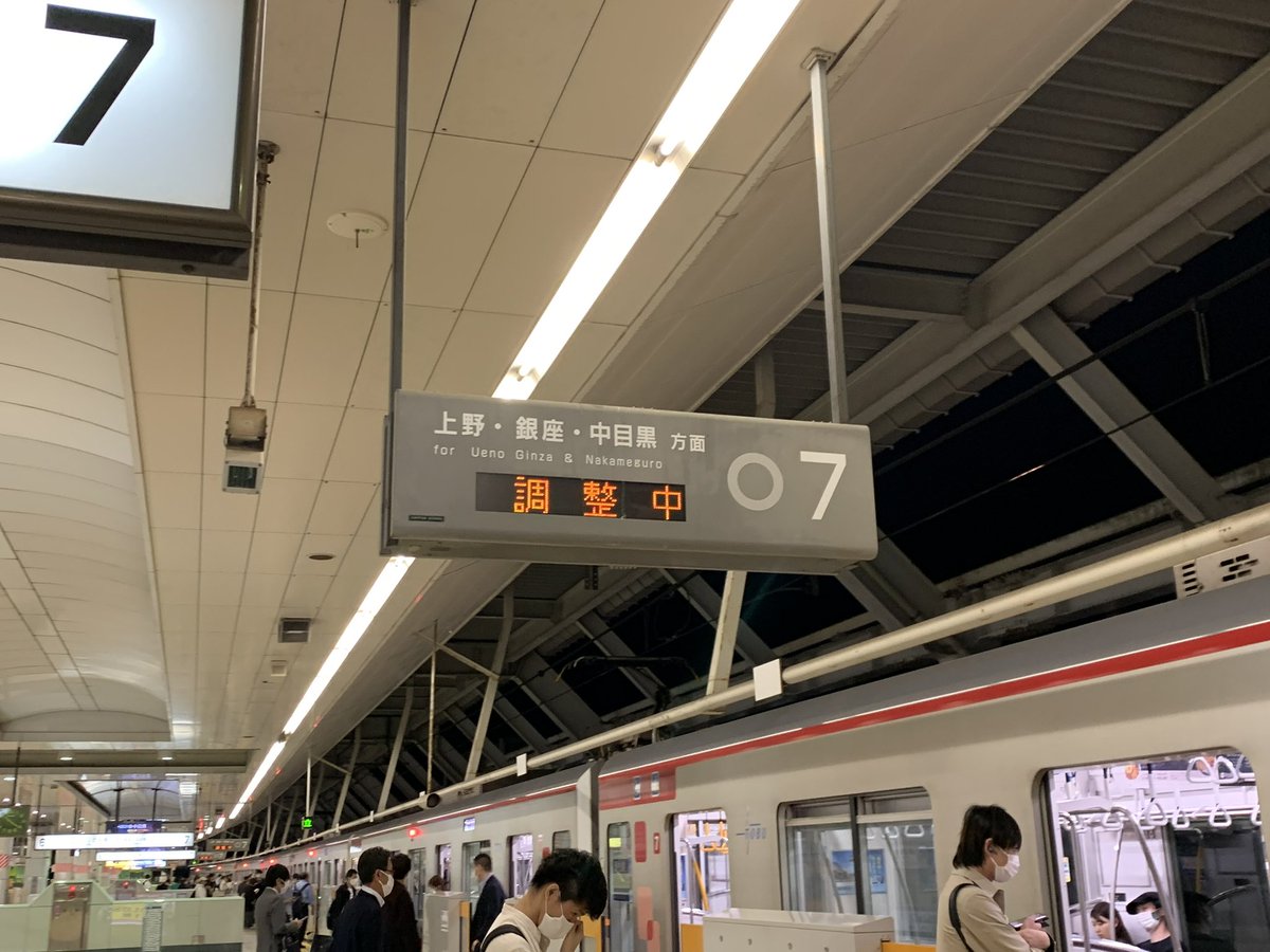 RailAnnounceJP's tweet photo. ここ3年くらい「調整中」表示だった、北千住駅日比谷線ホームの「電車がきます」表示器、上からシートを貼られて音が鳴る看板になってた...
(1枚目が今日、2枚目が5月の様子、3枚目が稼働中の様子) https://t.co/AeesBApj9k