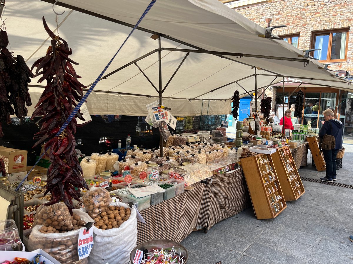 ☝️El MERCAT SETMANAL dels dimecres al centre històric de #Begur és un moment perfecte per a fer les teves compres de proximitat.

♻Recorda: porta la teva bossa reutilitzable de casa per reduir l'ús del plàstic 💚

#VisitBegur #BeguresAutentic #mercatBegur #mercatsetmanal