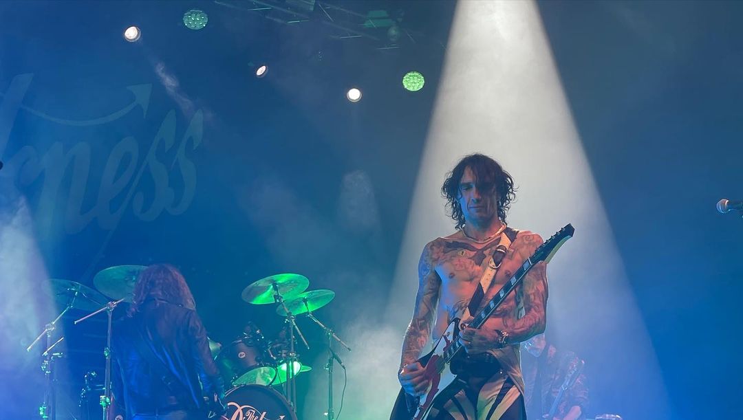 This man came from another universe!

@thedarkness live at @admiralspalast.berlin 
Nov 07th 2023
Show #1

📸 @_jezebel78_

Stagewear @angelabrightdesigns 

#thedarkness #justinhawkins #ptl20 #permissiontoland #permissiontolandagain #permissiontoland20 #europeantour #tdkjusettes
