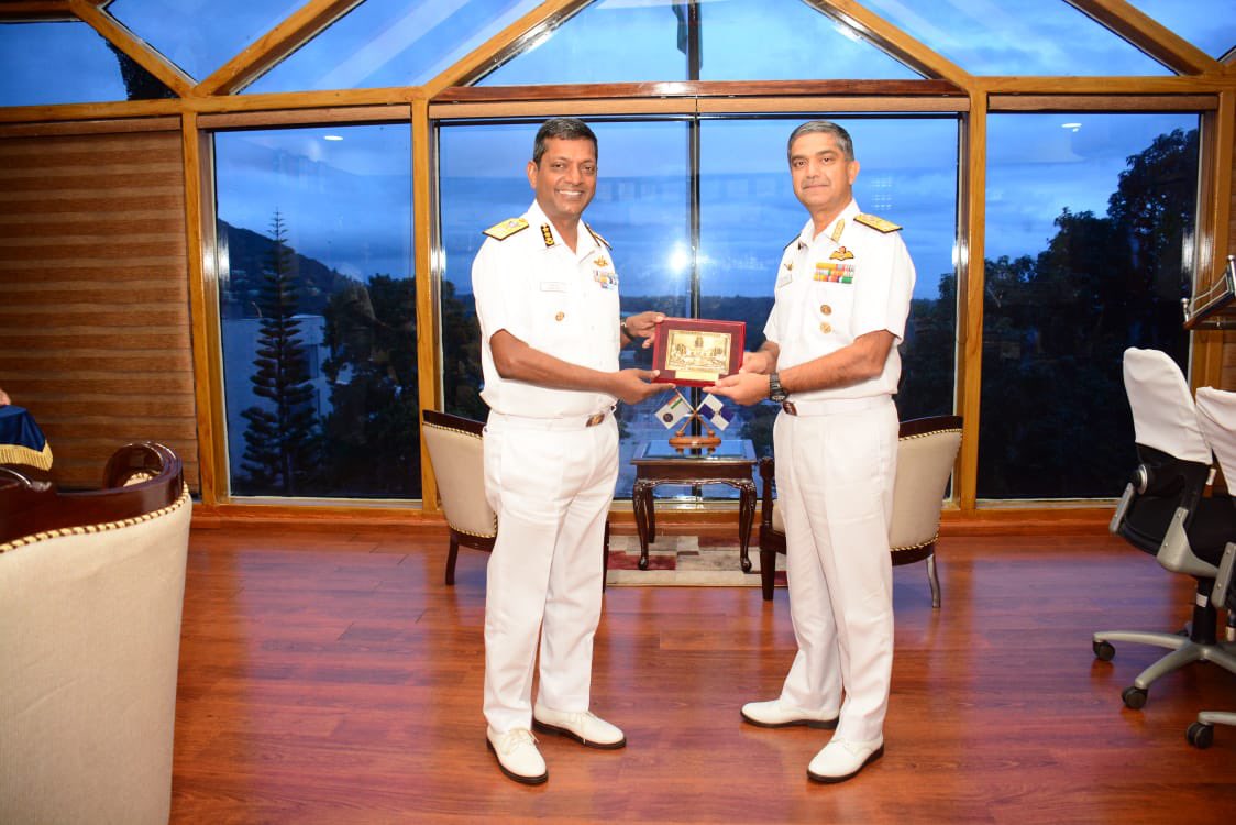 IndiaCoastGuard's tweet image. DG Rakesh Pal,PTM,TM, Director General @IndiaCoastGuard visited @IN_NavalAcademy and interacted with VAdm Puneet K Bahl, Commandant Naval Academy, Officers &amp;amp; Officer Cadets. Flag Officer addressed the ICG Officer Cadets &amp;amp; witnessed training methodology &amp;amp; state of art facilities.