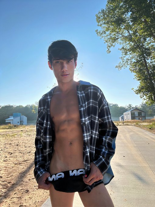 lake house trip was cute but I need city life soooo off to LA! ✈️✈️ 11/9-11/14  any photographers in