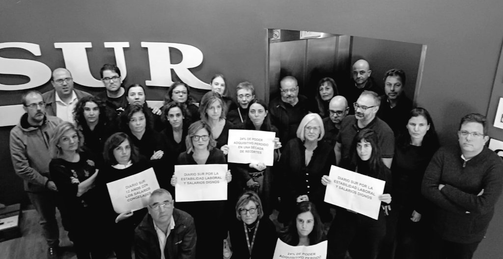Comité SUR (@comitesur) on Twitter photo ⚫ Otro miércoles más, luto en la #redacción de <a href="/DiarioSUR/">El periódico de Málaga</a>: vuelve a ser #MiercolesNegro, sigue la lucha.
✊ Contra la congelación salarial y la pérdida de derechos. ¡Por un #periodismodigno! ⚫ Otro miércoles más, luto en la #redacción de <a href="/DiarioSUR/">El periódico de Málaga</a>: vuelve a ser #MiercolesNegro, sigue la lucha.
✊ Contra la congelación salarial y la pérdida de derechos. ¡Por un #periodismodigno!