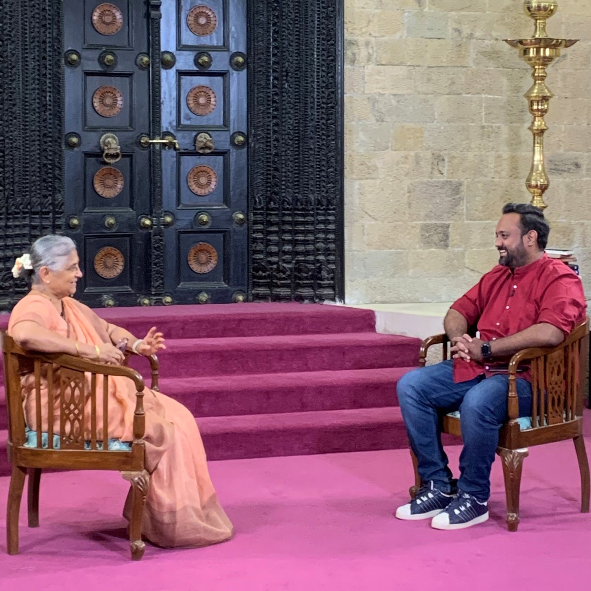 SmtSudhaMurty's tweet photo. I had a great experience being a part of Tata Literature Live in Mumbai. Discussing my new book ‘Common Yet Uncommon’ with Ishita Thakur and connecting with an enthusiastic audience filled my heart with joy. #TataLitLive @tatalitlive https://t.co/q0pLTNSvUI