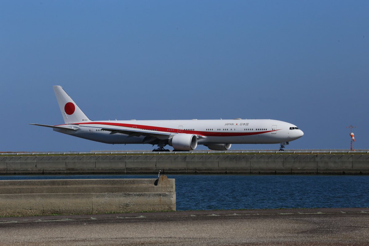 今日11/8の13:00頃、大分空港に政府専用機がタッチアンドゴーに来ました。
偶然、自由に動ける時間がありましたので、空港まで会いに行きました。