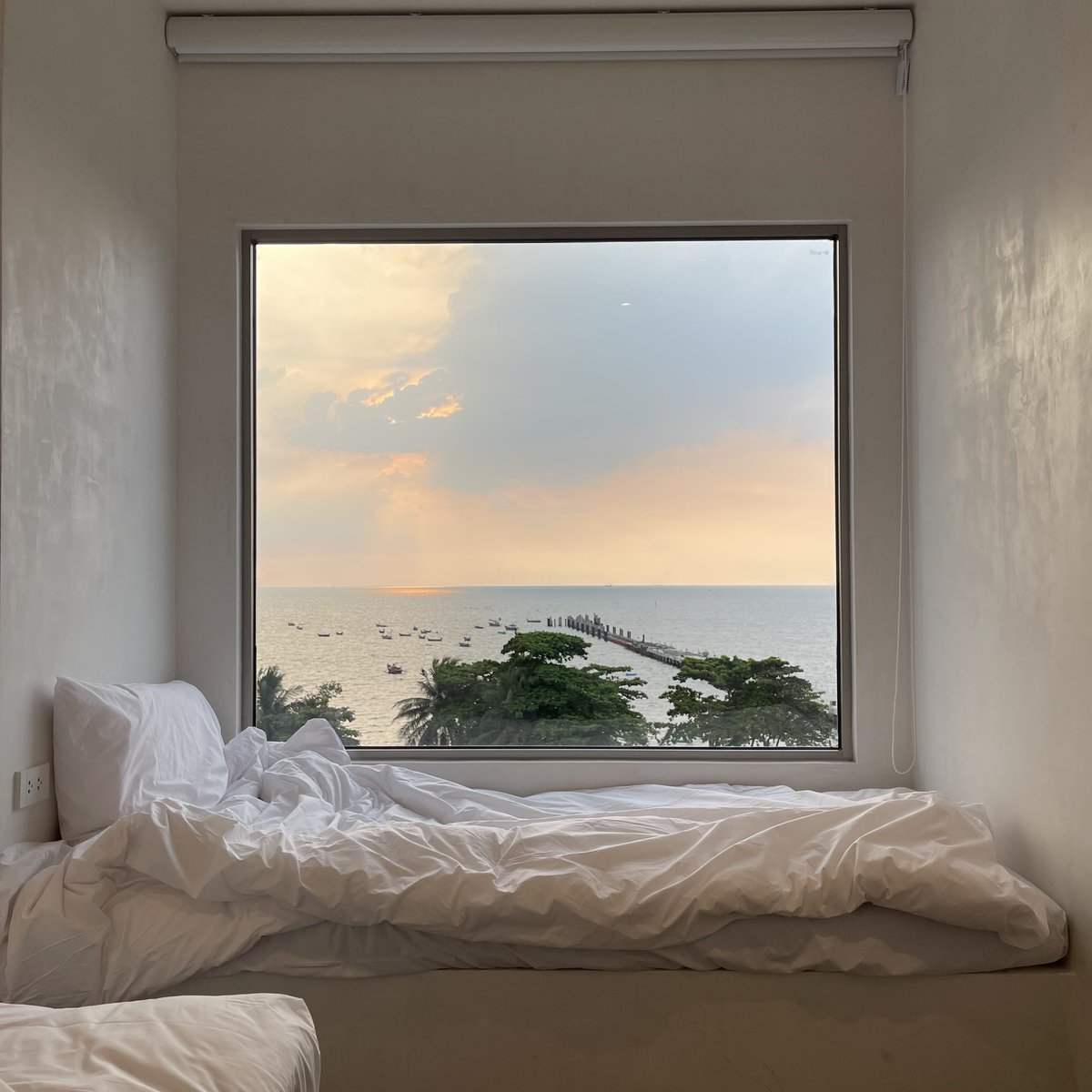 sfkkfs_'s tweet photo. ที่พักเห็นวิวทะเล แต่ราคาไม่แพง Zuwala Hotel อยู่บางแสน ราคา 2,700 อะ วิวสวย มีอ่างให้แช่ ที่พักเกาหลีเ���าใจมากก คุมโทนขาวๆ ข้อเสียคืออาหารเช้าน้อยไปหน่อย 55555555 แนะนำจองชั้นสูงๆ จะได้วิวสวยๆเห็นทะเลกว้างๆ พระอาทิตย์ตกปังๆ 🛋️🌅 https://t.co/rk8JKa5n1p