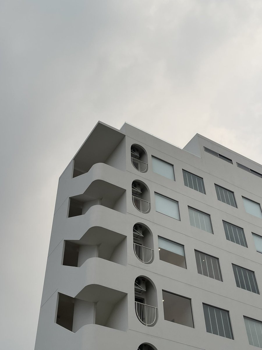 sfkkfs_'s tweet photo. ที่พักเห็นวิวทะเล แต่ราคาไม่แพง Zuwala Hotel อยู่บางแสน ราคา 2,700 อะ วิวสวย มีอ่างให้แช่ ที่พักเกาหลีเ���าใจมากก คุมโทนขาวๆ ข้อเสียคืออาหารเช้าน้อยไปหน่อย 55555555 แนะนำจองชั้นสูงๆ จะได้วิวสวยๆเห็นทะเลกว้างๆ พระอาทิตย์ตกปังๆ 🛋️🌅 https://t.co/rk8JKa5n1p