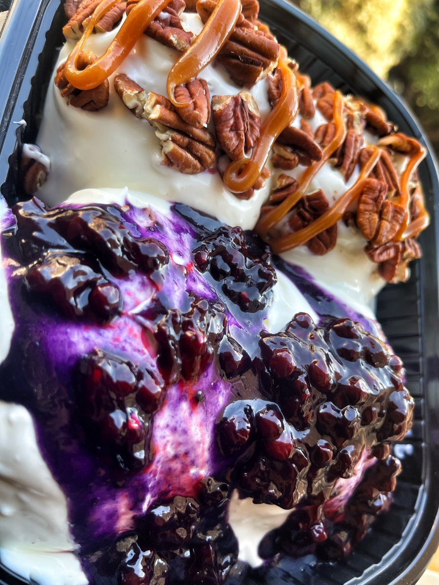 cinamonre's tweet photo. Blueberry and pecan cinnamon 🤤❤️!!! 
انت تستاهل تدلع نفسك كدا 🔥😍!! https://t.co/hKLqdsAIRe