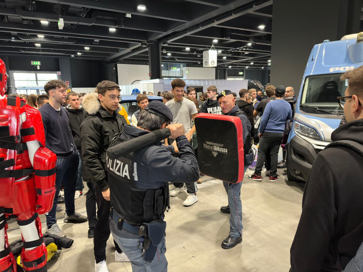 Questura_MI's tweet photo. Si conclude oggi a #Milano #ExpoTraining La Fiera Della Formazione.
La @poliziadistato ha partecipato con le sue Specialità, con uno stand al padiglione 4 del Mi. Co. Fiera Milano, per parlare di formazione professionale e #sicurezza con gli studenti milanesi. #essercisempre https://t.co/wKPJka3NLM