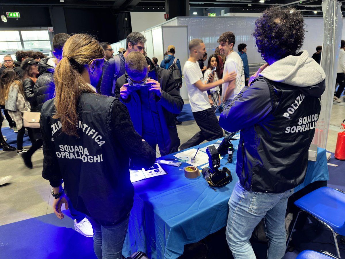 Questura_MI's tweet photo. Si conclude oggi a #Milano #ExpoTraining La Fiera Della Formazione.
La @poliziadistato ha partecipato con le sue Specialità, con uno stand al padiglione 4 del Mi. Co. Fiera Milano, per parlare di formazione professionale e #sicurezza con gli studenti milanesi. #essercisempre https://t.co/wKPJka3NLM