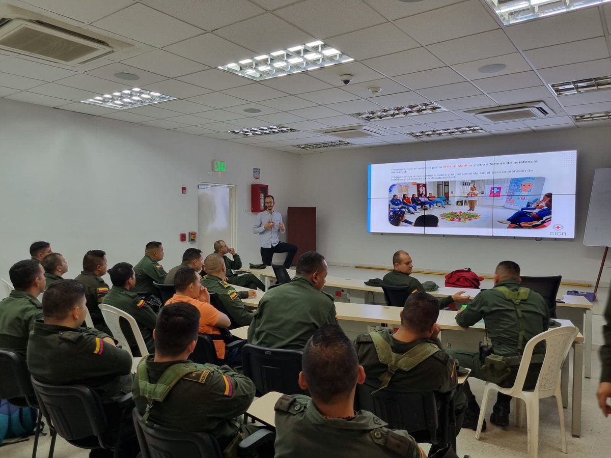PoliciaNteSder's tweet photo. Primer ciclo del “Seminario Taller en Derecho Internacional de los Derechos Humanos, DIH, DICA, primeros auxilios y atención de heridos en el marco de la violencia armada”, evento coordinado con el CICR oficina regional Norte de Santander #DiosYPatria https://t.co/j89GXxyGx4