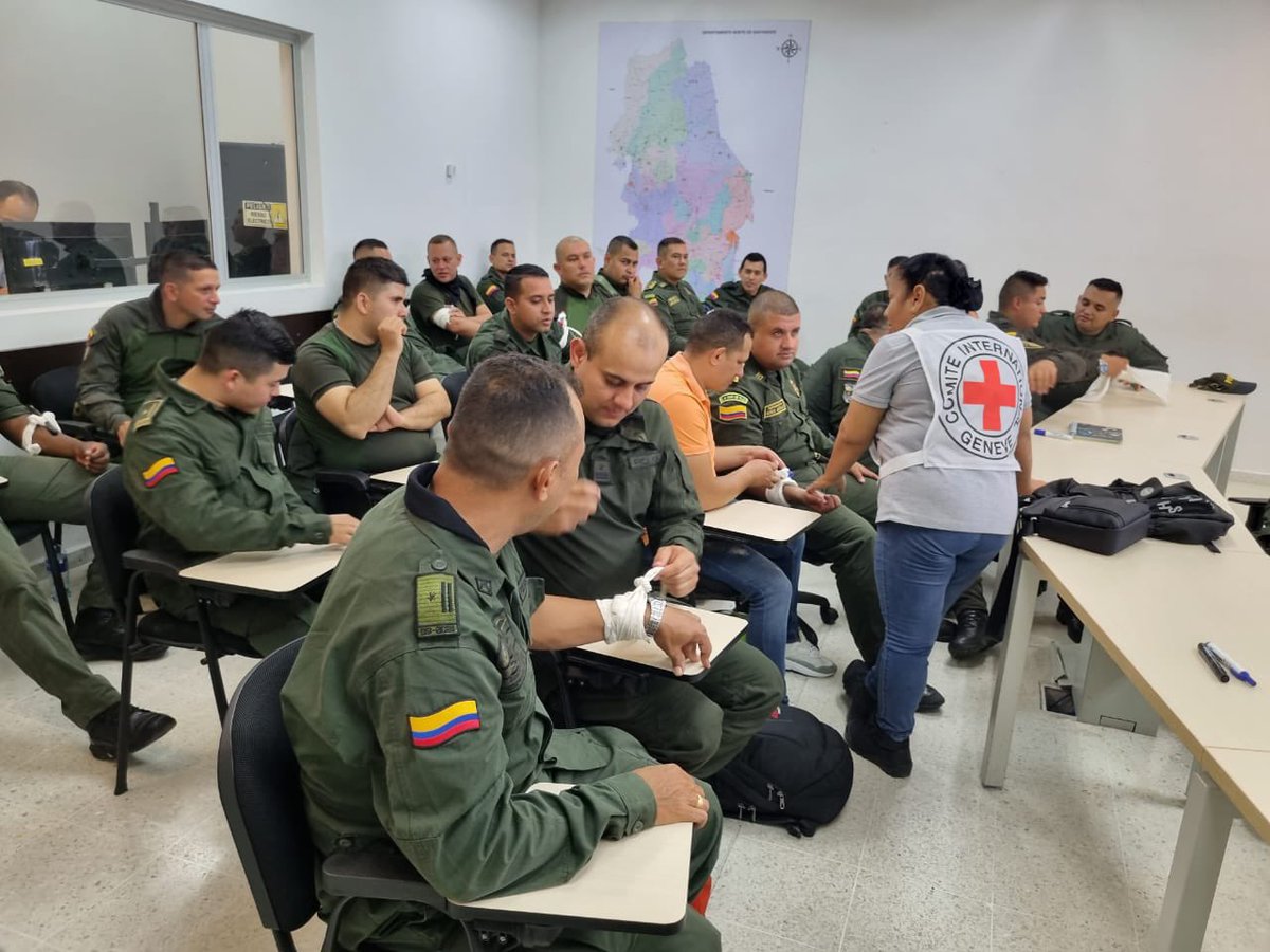 PoliciaNteSder's tweet photo. Primer ciclo del “Seminario Taller en Derecho Internacional de los Derechos Humanos, DIH, DICA, primeros auxilios y atención de heridos en el marco de la violencia armada”, evento coordinado con el CICR oficina regional Norte de Santander #DiosYPatria https://t.co/j89GXxyGx4