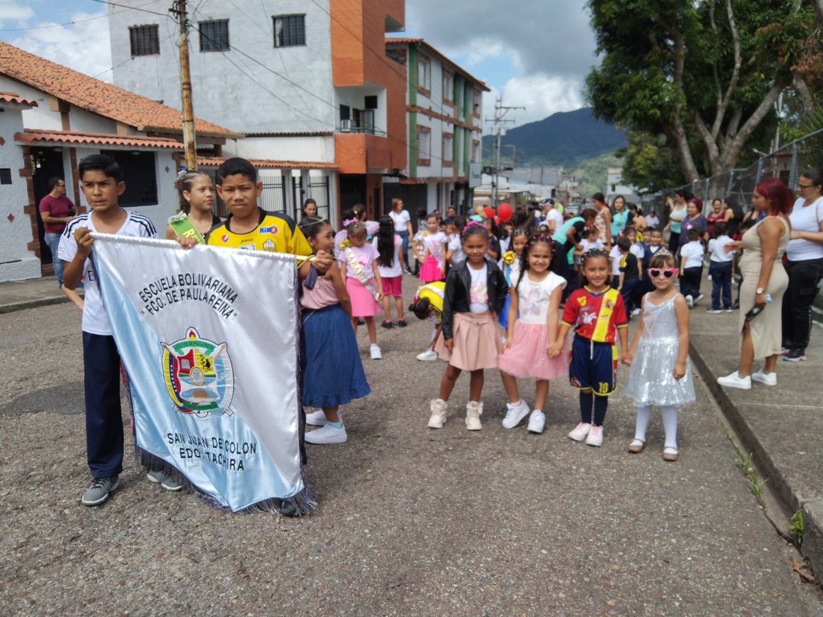 08 de Noviembre. Inauguración de los Juegos Intercursos en la Escuela Nacional Francisco de Paula Reina. Municipio Ayacucho. @MPPEDUCACION <a href="/Berzabethg1/">Berzabethgandicaoficial</a> <a href="/CDCETachira/">CDCE Táchira</a> <a href="/cdceayacucho/">CDCE Municipio Ayacucho</a> <a href="/ayacuchocra/">Ayacuchocra</a> <a href="/DGRPA1/">@DGRPA1</a> <a href="/circuito4ayacu/">𝓒𝓲𝓻𝓬𝓾𝓲𝓽𝓸 𝓔𝓭𝓾𝓬𝓪𝓽𝓲𝓿𝓸 4</a>