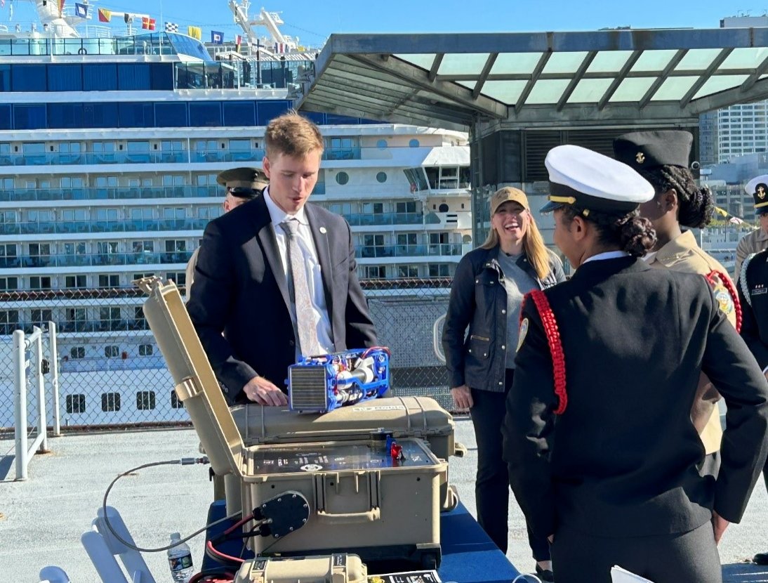 H-SUP Project Lead Kevin Cronin demonstrated how fuel cell technology generates portable small unit power from hydrogen. #ClimateWeekNYC attendees used the H-SUP to charge phones - showing DoD research often has social benefits beyond #NationalSecurity. dodmantech.mil/News/News-Disp…