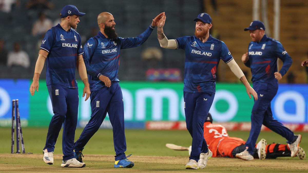 YES MO! 🙌 Netherlands captain Scott Edwards advances down the track... but can only pick out Dawid Malan at mid-off! 🇳🇱 1️⃣6️⃣3️⃣-6️⃣ #EnglandCricket | #CWC23