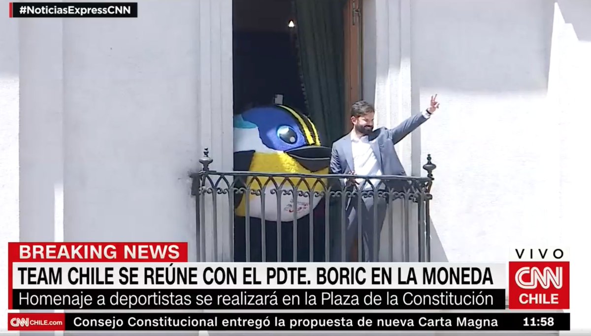 Cabritalesa's tweet photo. Para qué voy a mentir: soy una mujer sencilla y me bastó esta imagen para sonreírle sola a la tele https://t.co/ydtlKTrl0Z