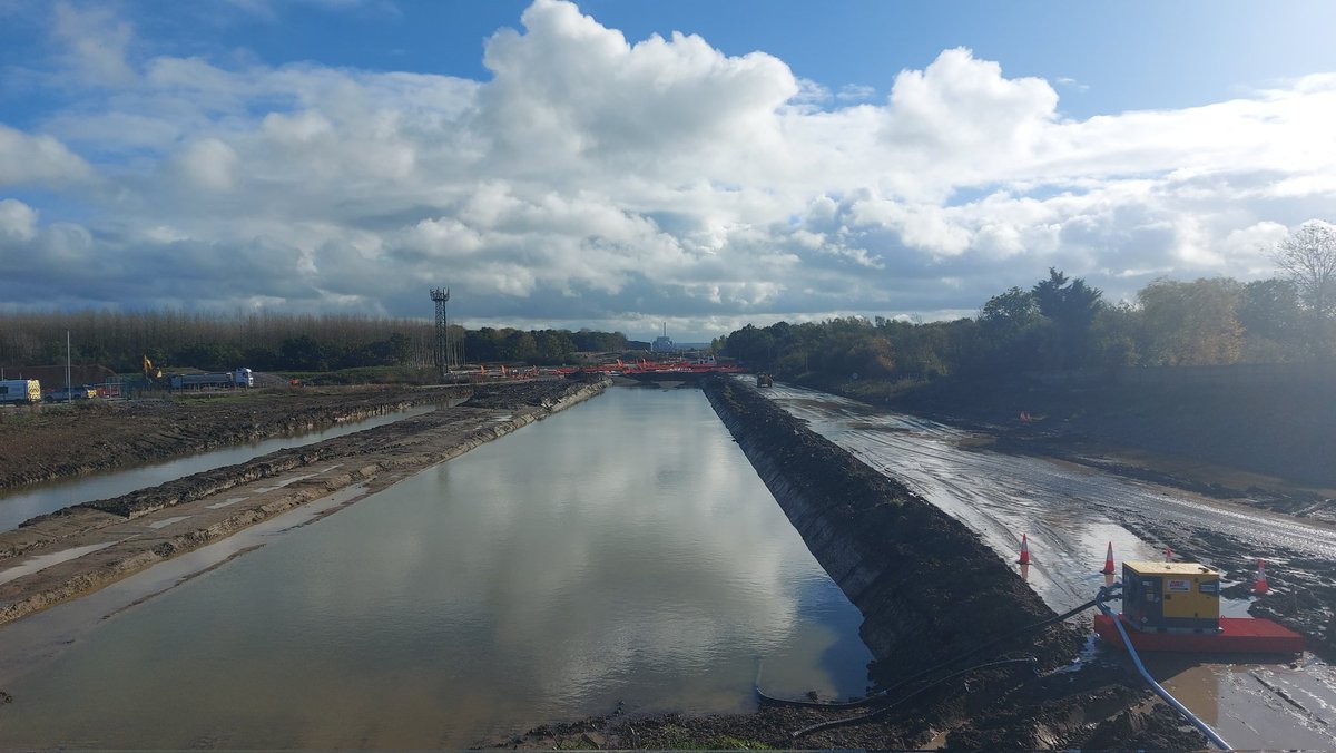 CarolineTS9's tweet image. Have design criteria @HS2 changed? It appears that the useless railway line has been binned in favour of an inland waterway system linking the docks of London and Birmingham to rival The Manchester Ship Canal.
It solves the issue of a flooded line.

#StopHS2 #HS2Rebellion