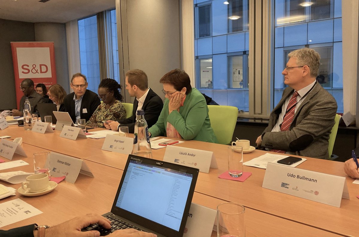 FEPS_Europe's tweet photo. This morning, a few representatives of the #ProgressiveMigrationGroup, from Africa & the EU, met w/ MEPs at the European Parliament to discuss #migration, #LabourMigration, #externalisation, #development, #remittances & Africa-EU relations, & present the results of their analysis https://t.co/n8X9LzloQZ