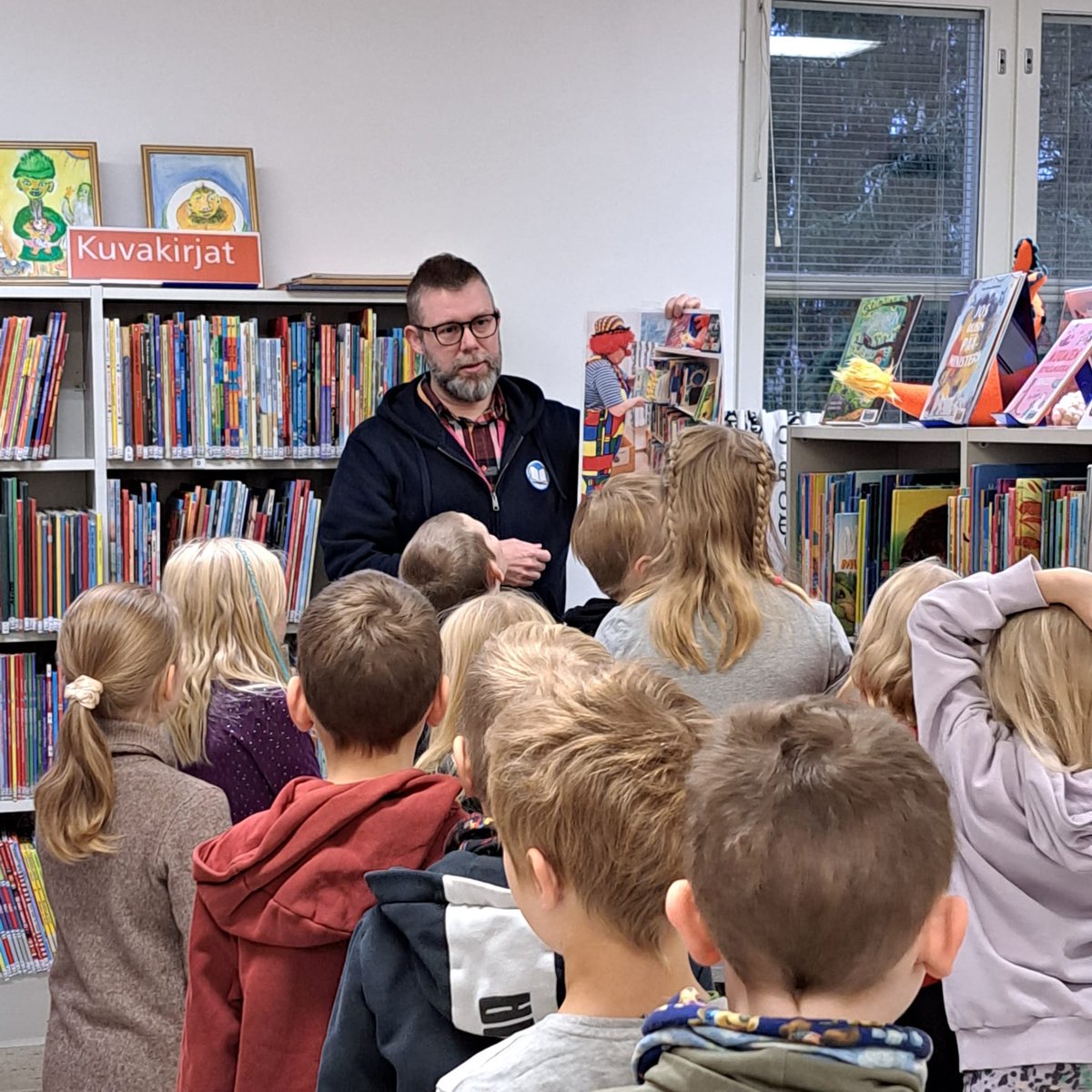 Kesällä hyväksytyn #teuvankirjasto'n ja perusopetuksen välisen yhteistyösopimuksen mukaiset ekaluokkalaisten kirjastokäynnit alkoivat tänään. Kävimme läpi sitä miten kirjastossa toimitaan. Pääsin vetämään ensimmäistä ryhmää. Paikalla oli Äystön koulun 1.-2.-luokka.