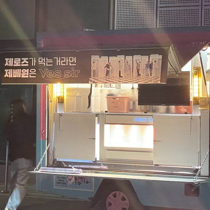 DOUBLEBASEONE_'s tweet photo. [INFO] TREASURE's Hyunsuk sent a food truck to ZEROBASEONE during MCD filming 

#ZEROBASEONE #ZB1
#제로베이스원 @ZB1_official https://t.co/SfX55cTnd1