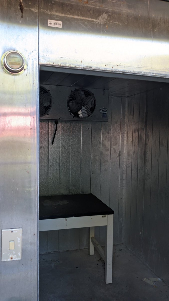 andyvaloz's tweet image. Estaba por el Pabellón de Biología Celular y es todo un espacio liminal y tétrico. De película de terror.