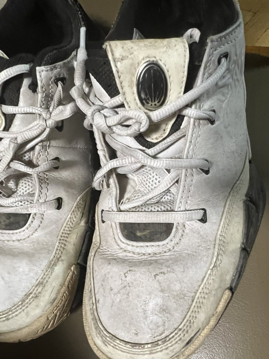 DNS154's tweet image. コメント失礼します
以前YouTubeでコービー1のローカットというコメントをさせていただいた者です
バッシュが見つかりましたが
デザインはコービー1ですがアップテンポシリーズなのでしょうか