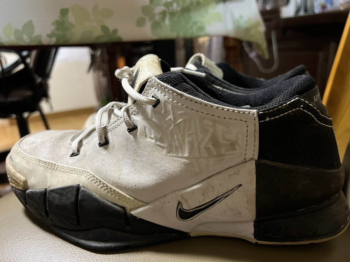 DNS154's tweet image. コメント失礼します
以前YouTubeでコービー1のローカットというコメントをさせていただいた者です
バッシュが見つかりましたが
デザインはコービー1ですがアップテンポシリーズなのでしょうか