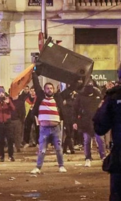 caminantes21's tweet photo. Wally ha envejecido mal: ha engordado, se ha hecho fascista y se esconde de puta pena... https://t.co/7OWyY38pNl