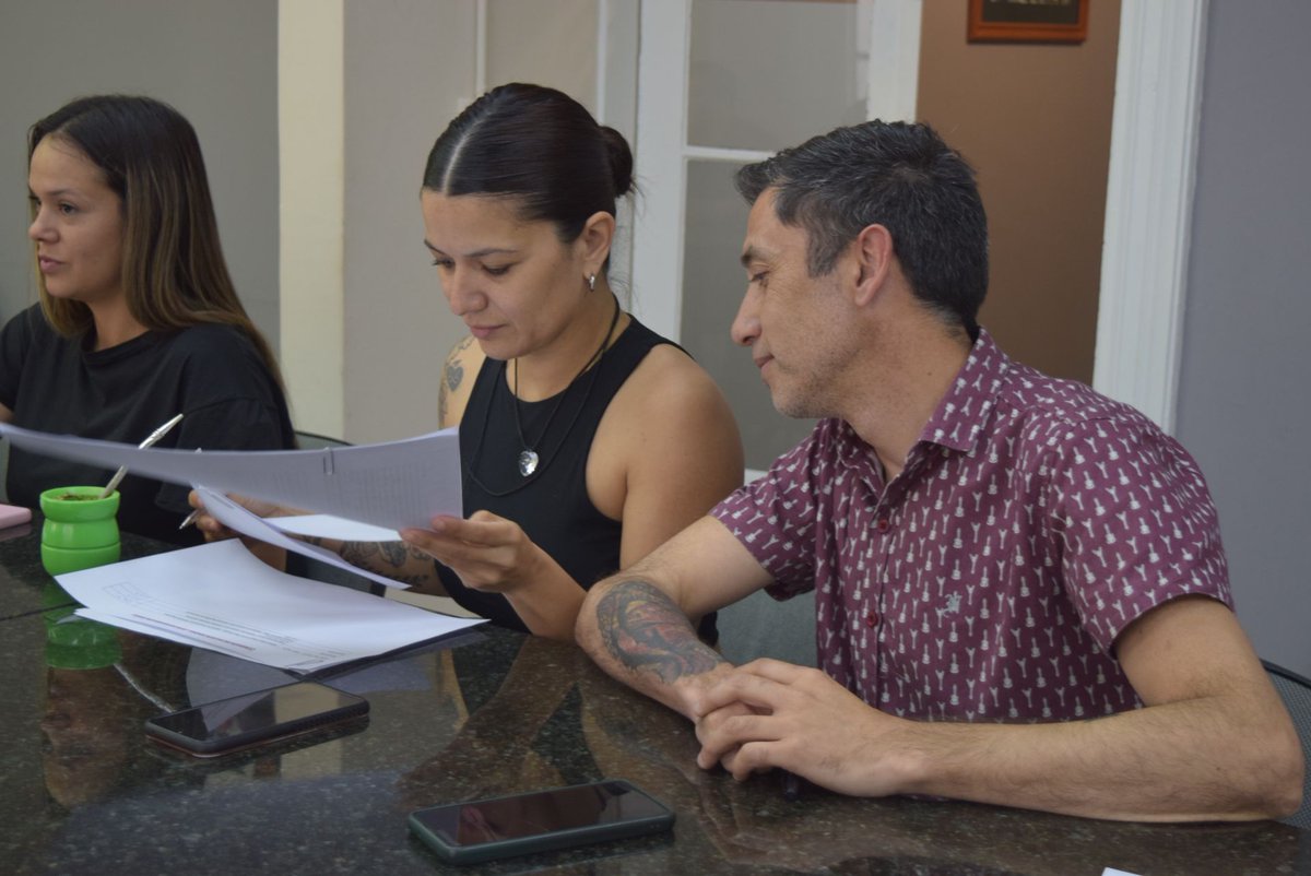 ConcejoMadryn's tweet photo. La concejala Leila Zanette y el edil Enzo Terrera encabezaron las comisiones de Acción Social y Gobierno, respectivamente.

Los expedientes serán puestos en consideración mañana, en una nueva Sesión Ordinaria. https://t.co/VFqtqltBG1