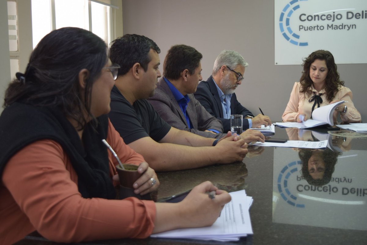 ConcejoMadryn's tweet photo. La concejala Leila Zanette y el edil Enzo Terrera encabezaron las comisiones de Acción Social y Gobierno, respectivamente.

Los expedientes serán puestos en consideración mañana, en una nueva Sesión Ordinaria. https://t.co/VFqtqltBG1