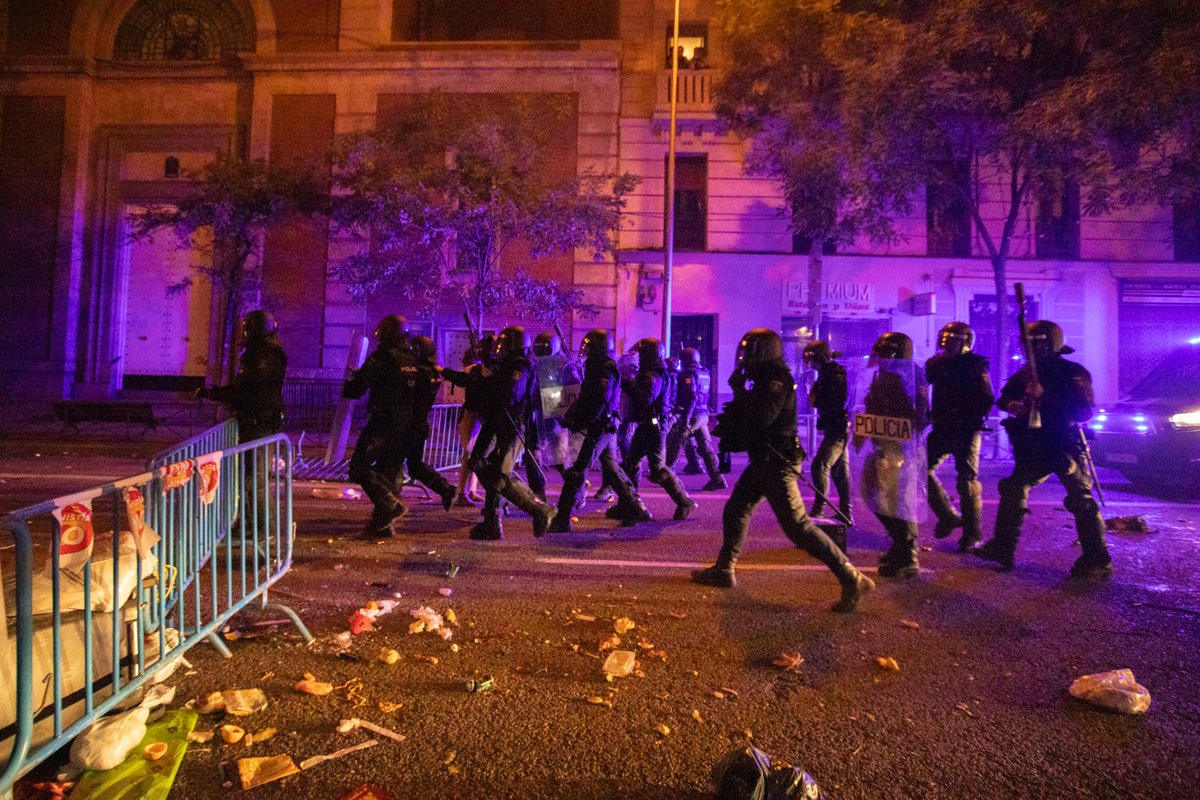 vox_es's tweet photo. ‼ #URGENTE 

VOX lleva a la Justicia las órdenes de cargar contra los manifestantes en Ferraz del lunes y se querella contra el Ministro del Interior, Grande-Marlaska, y el Delegado del Gobierno, Martín Aguirre.

📰 Nota de prensa ➡ https://t.co/nlIVqrS6xO https://t.co/8zpxJLs599