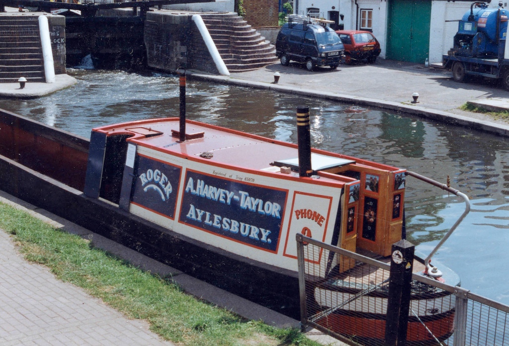 RickyWaterTrust's tweet photo. Roger is one of the last wooden canal boats left in working order. She is the last example of Bushell Brothers’ influential boatbuilding and was the last wooden motor boat trading on the canal.
#Britishhistory #narrowboats #workingboats #learningatthelock #heritage #history https://t.co/4Bml1gsim5