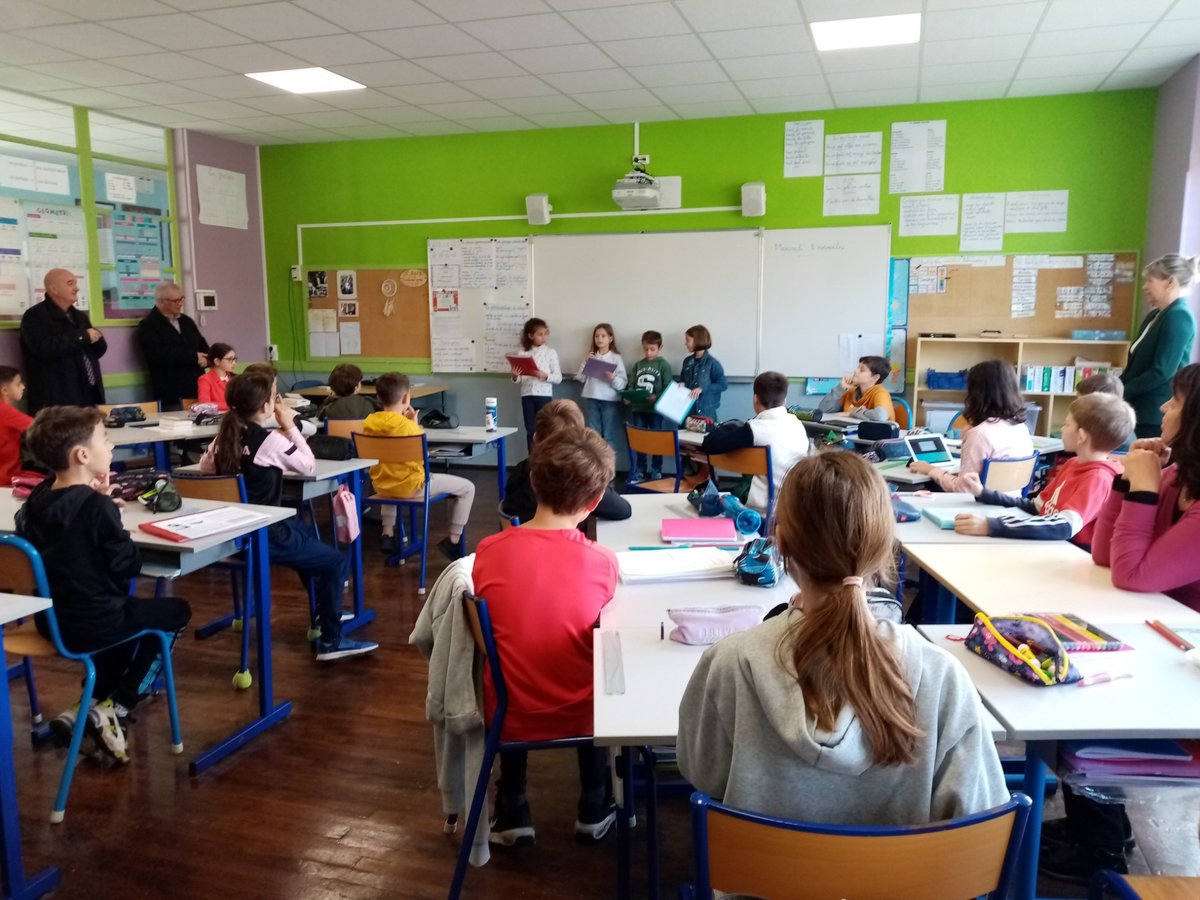 dsden16's tweet image. #learningexpedition | Déplacement ce matin à l'école de Sireuil avec des inspecteurs de circo et conseillers péda pour échanger avec les enseignants sur leurs pratiques. Cette école conduit de multiples projets au service de la réussite des élèves.👏 à l'équipe fortement engagée.