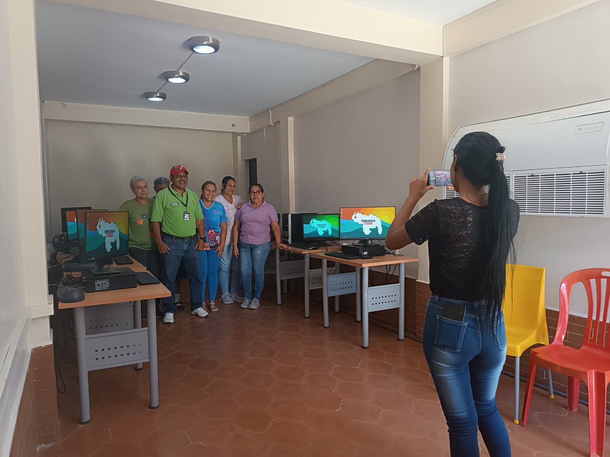Realización de video el Esequibo es nuestro con el Instituto de nutrición, consejo comunal, barrio adentro e infocentro Lar39 siempre apoyándonos unos con otros .