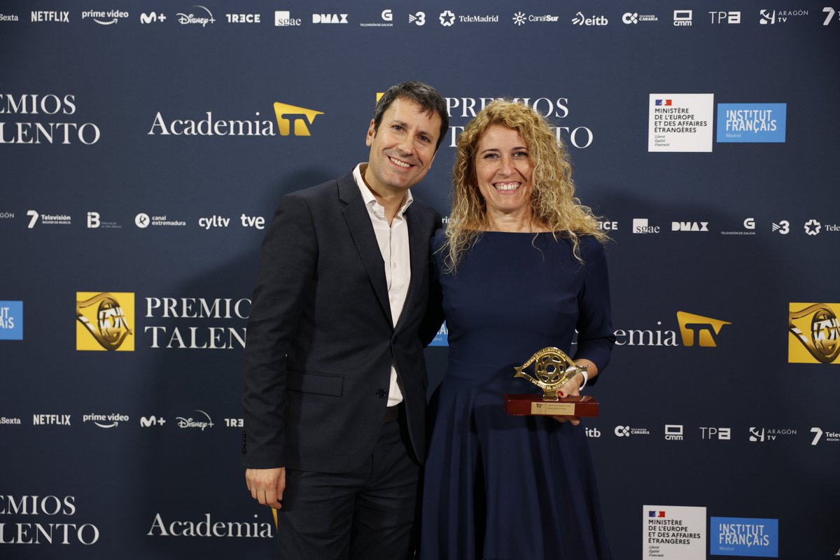 La directora de producción de @TRECE_es @Rosagcuevas recibió el #PremioTalento de manos del periodista @Perez_go afirmando que “es para todo el equipo de TRECE. Son gente joven, comprometida, profesional y con mucho talento. Ellos son el premio Talento'. ¡Felicidades Rosa!