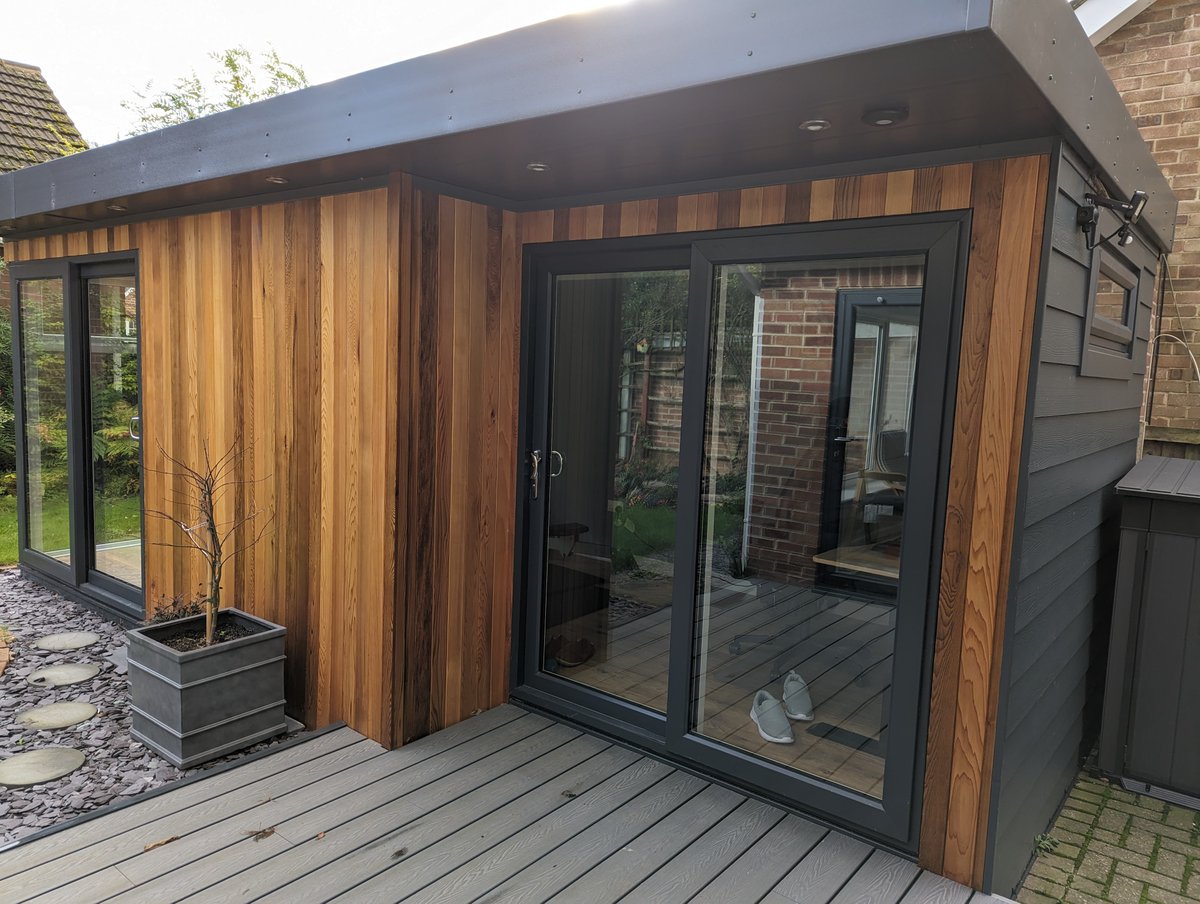 Multi functional combined #gardenofficegym for a customer in Nottingham. Part office part gym. Made to order, cedar clad, fully insulated. @MadeinBritainGB #eastmidsheadsup #MultiFunctionalGardenRoom