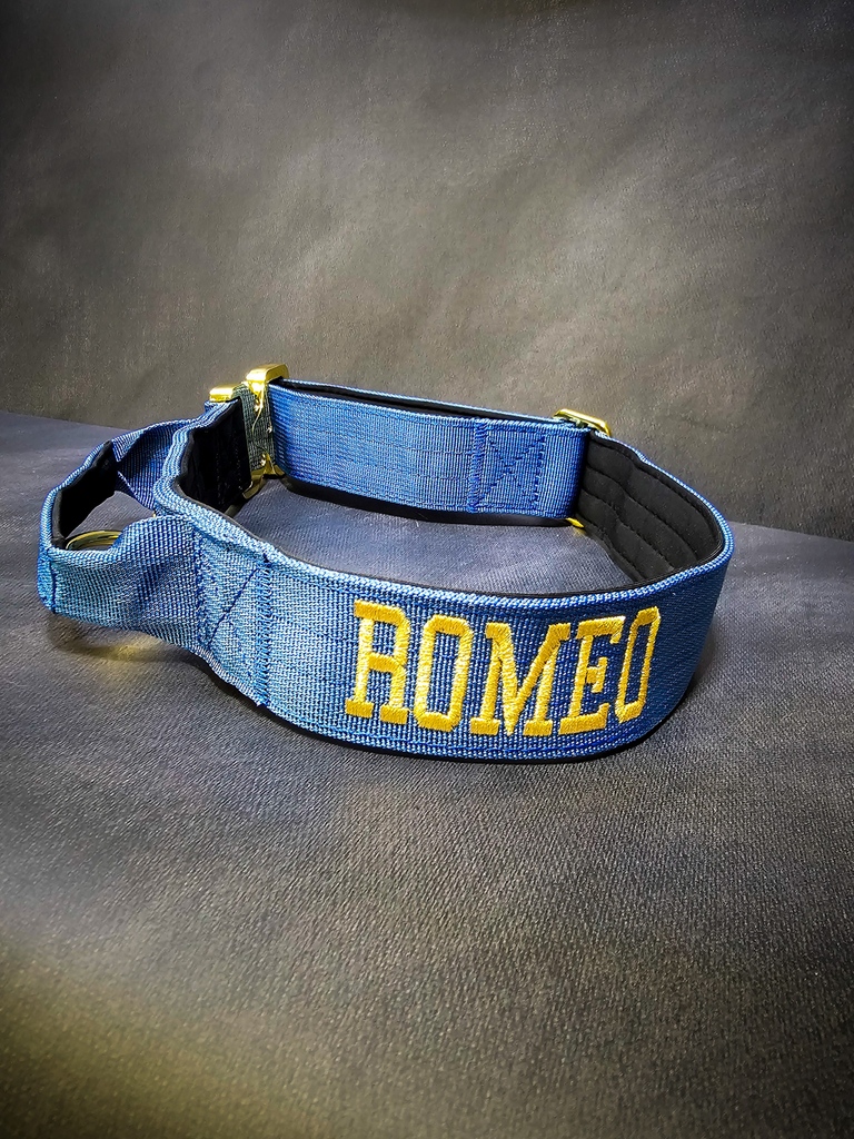 Romeo
➖Font: Varsity
➖Colour: Metallic Gold
➖Collar: 4cm Ocean Blue Gold Series⁠
⁠
⚜️ Regal Dog - The Luxury Dog Brand ⚜️⁠
⁠
🛒 Shop Now: REGALDOG.CO.UK⁠
⁠
➡️ #RegalDog⁠ #MyRegalDog⁠
#LuxuryDogCollars #DogCollars #DogChains #DogAccessories #LuxuryDog #Dog